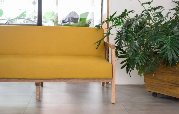 居心地の良い北欧スタイルと自宅でモダンなデザイン レトロなアームチェアとソファ 柔らかいカーペット — ストック写真