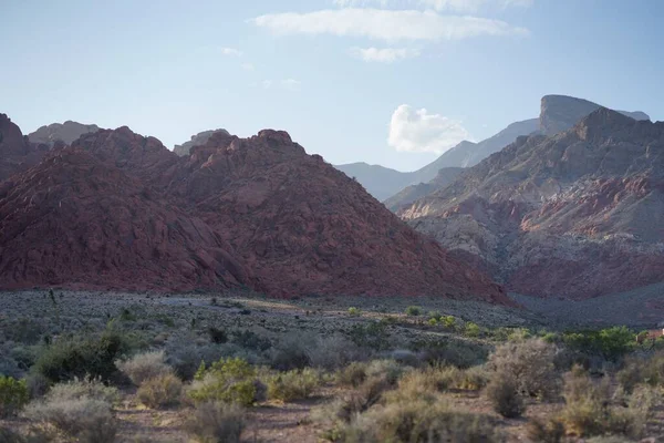 朝の赤い岩の美しい風景 — ストック写真