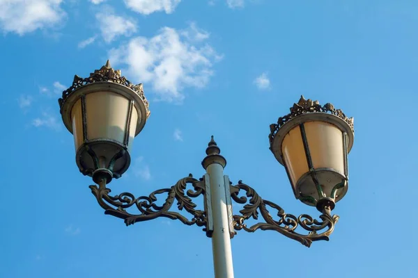 Tiro Ângulo Baixo Parte Superior Luz Rua Lanterna Dupla Contra — Fotografia de Stock