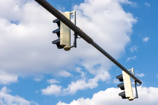 蓝天背景下水平杆上交通信号灯的低角度背景 — 图库照片