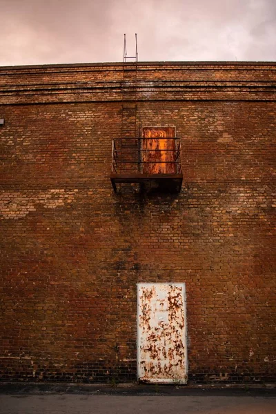 Hermosas Puertas Oxidadas Con Una Pared Ambiente Industrial —  Fotos de Stock