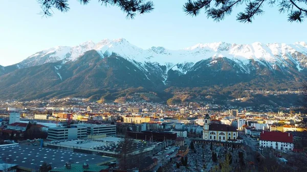 Prawdziwy Widok Miasto Innsbruck Stadionu Wieży Skoczni Narciarskich Toru — Zdjęcie stockowe