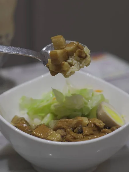 Een Verticaal Shot Van Gevlochten Varkensvlees Rijst Met Eieren Salade — Stockfoto