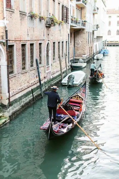 Tiro Vertical Passeio Gôndola Canal Veneza Itália — Fotografia de Stock
