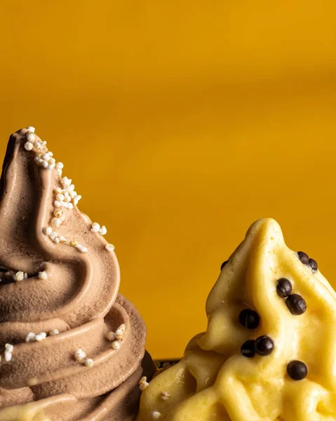 Макро Стопки Веганского Мороженого Различными Ингредиентами — стоковое фото