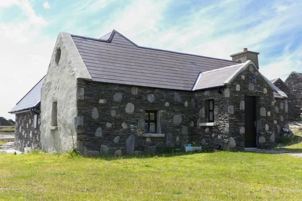 Uma Antiga Casa Pedra Sob Céu Nublado Dursey Island Irlanda — Fotografia de Stock