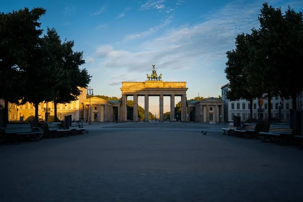 18世紀のベルリンの新古典主義の記念碑であるブランデンブルク門 — ストック写真
