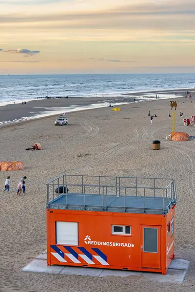 Ein Vertikaler Hochwinkel Eines Holländischen Rettungspostens Strand Bei Sonnenuntergang — Stockfoto