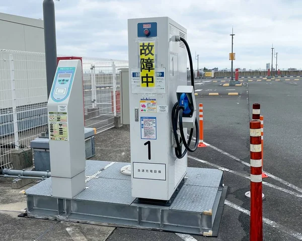 Niezamawiana Szybka Ładowarka Lub Szybka Ładowarka Parkingu Dachu Centrum Handlowym — Zdjęcie stockowe