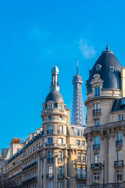 Paris Stadt Schöne Gebäude Typische Fassaden Mit Eiffelturm Und Blauem — Stockfoto