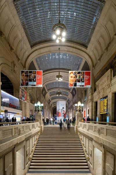 Eine Vertikale Aufnahme Von Menschen Die Mailänder Hauptbahnhof Gehen — Stockfoto