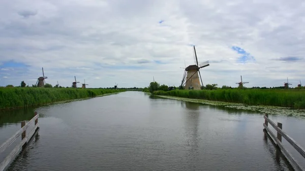 Kinderdijk Väderkvarnar Solig Och Molnig Dag Med Natur Och Flod — Stockfoto