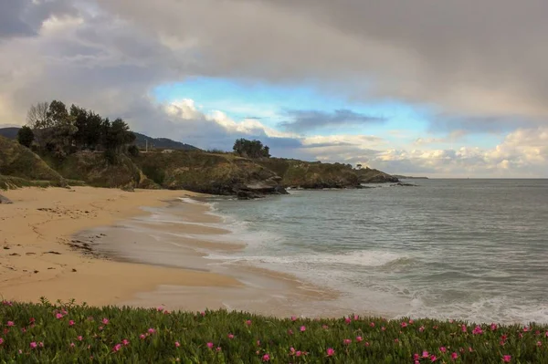 Enjoying Sunset Lonely Beach Cloudy Sky — Zdjęcie stockowe