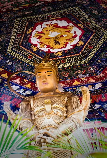 Uma Estátua Ouro Kwun Yam Mosteiro Dos Dez Mil Budas — Fotografia de Stock