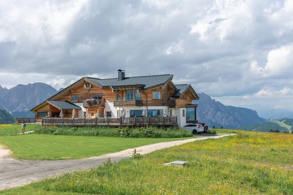 Une Vue Aérienne Bâtiment Arrière Plan Verdure Énormes Montagnes Alta — Photo