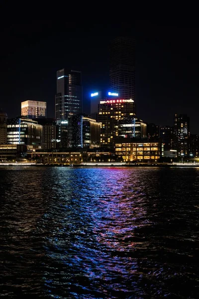 Vista Nocturna Del Río Huangpu Con Edificios Iluminados —  Fotos de Stock