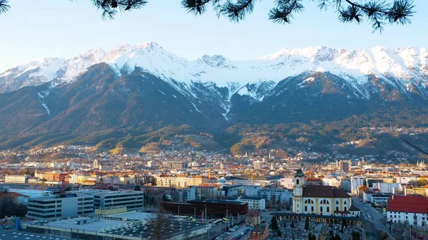 Rzeczywisty Widok Miasto Innsbruck Stadionu Wieży Skoczni Narciarskich Toru — Zdjęcie stockowe