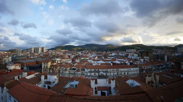 曇り空の日に住宅建築物があるスペイン ビルバオの美しい街並みの空中写真 — ストック写真