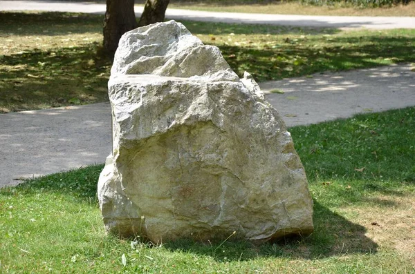 Ένα Κοντινό Πλάνο Μιας Μεγάλης Όμορφης Λευκής Πέτρας Ένα Πάρκο — Φωτογραφία Αρχείου