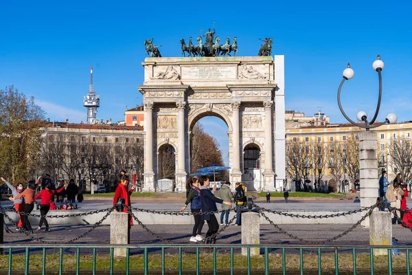 Una Vista Del Arco Paz Rodeado Árboles Milán — Foto de Stock