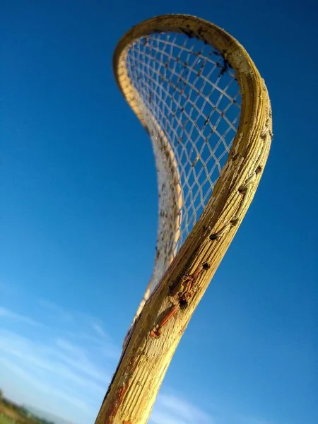 Mavi Gökyüzünün Altında Klasik Bir Badminton Raketinin Dikey Çekimi — Stok fotoğraf