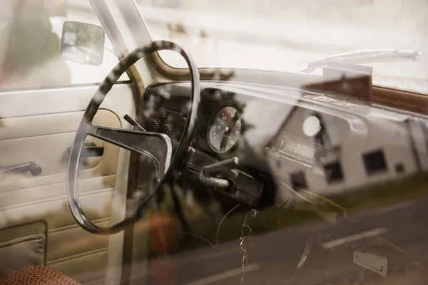 窓からドイツの古い車の内装が撃たれた — ストック写真