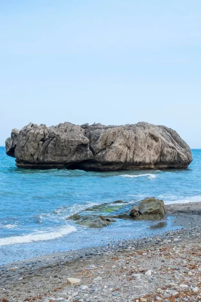 Una Gran Roca Que Forma Una Pequeña Isla Cerca Orilla — Foto de Stock