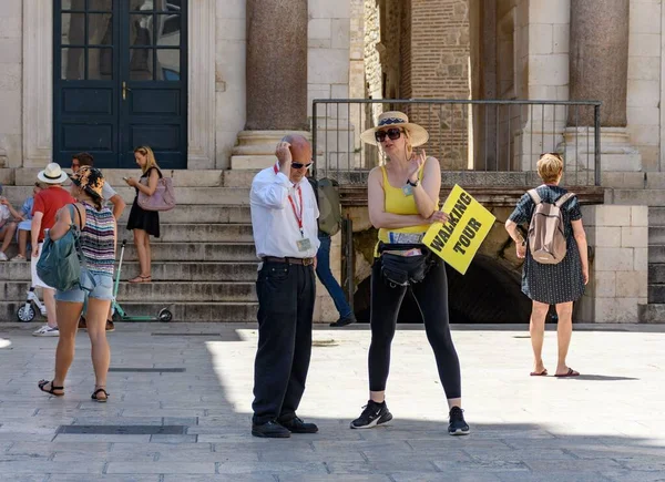 Ein Kaukasischer Reiseleiter Split Kroatien Wartet Auf Touristen Und Hält — Stockfoto