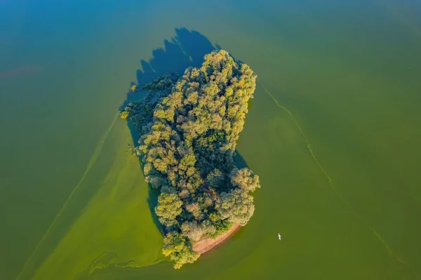 Una Vista Aérea Laguna Mietkow Polonia Rodeada Exuberante Vegetación Verde — Foto de Stock