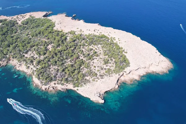 Okyanusun Ortasında Ağaçlarla Kaplı Kayalık Bir Adanın Havadan Görünüşü — Stok fotoğraf