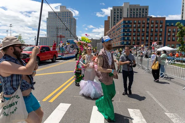 View People Walking Dancing 40Th Annual Mermaid Parade Coney Island — Stock Photo, Image