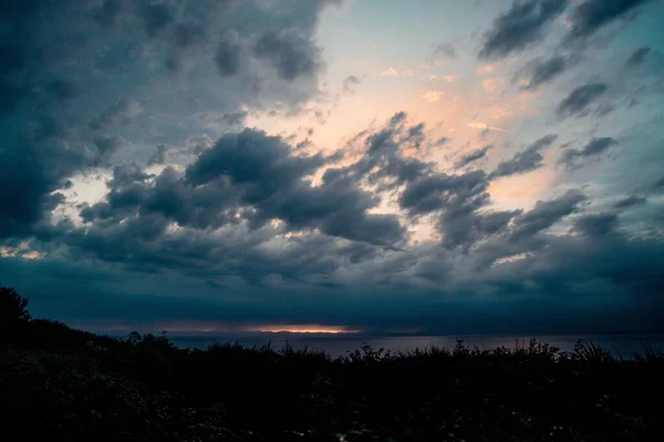Una Splendida Vista Paesaggio Nuvoloso Sul Mare Tramonto — Foto Stock