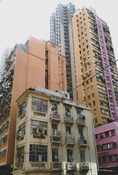 Hong Kong Merkezindeki Apartman Bloklarının Dikey Alçak Açılı Görüntüsü — Stok fotoğraf