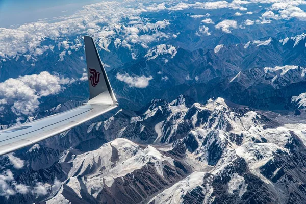 Air China Boeing 737 Літає Над Горами — стокове фото