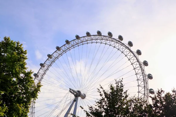 Low Angle Shot London Eye Blue Cloudy Sky Famous Tourist — Fotografia de Stock