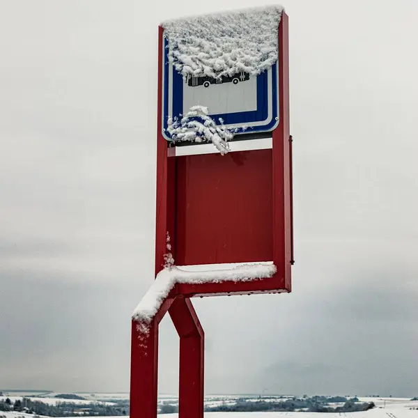 Blick Auf Ein Rotes Bushaltestellenschild Das Mit Schnee Bedeckt Ist — Stockfoto