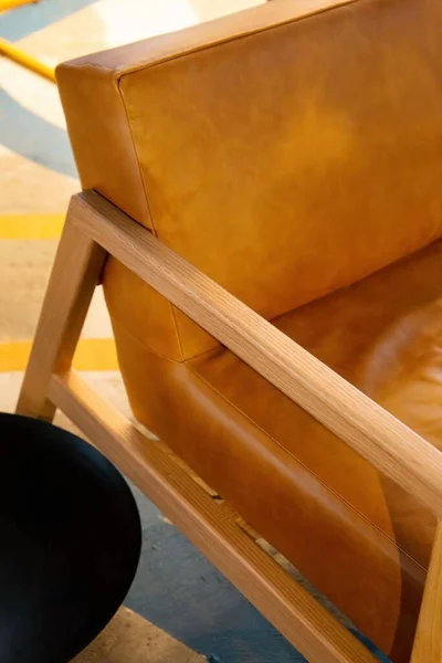 Een Comfortabele Houten Fauteuil Met Leren Zitting Rugleuning Kamer Naast — Stockfoto