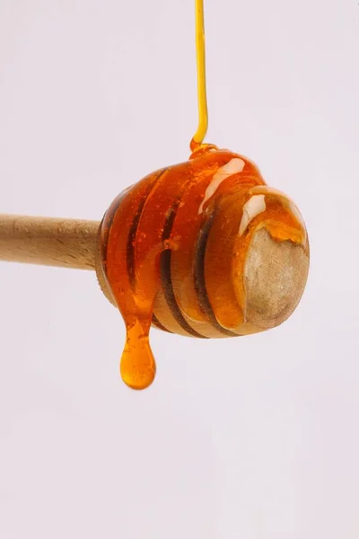 Een Verticale Close Van Honing Druipend Van Een Houten Lepel — Stockfoto