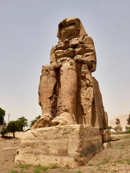 Los Colosos Memnon Una Estatua Masiva Piedra Del Faraón Amenhotep —  Fotos de Stock