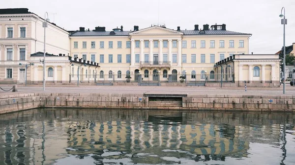 Una Hermosa Toma Del Palacio Presidencial Reflejándose Agua Helsinki Finlandia —  Fotos de Stock