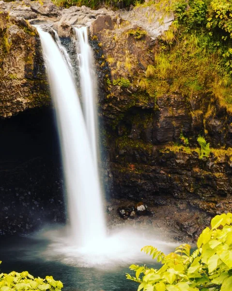 Lindo Tiro Vertical Rainbow Falls Hilo Havaí Com Folhas Verdes — Fotografia de Stock