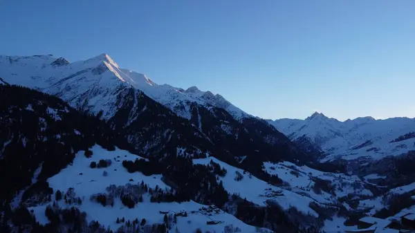 Een Prachtig Uitzicht Besneeuwde Bergen Bij Daglicht Lumbrein Zwitserland — Stockfoto