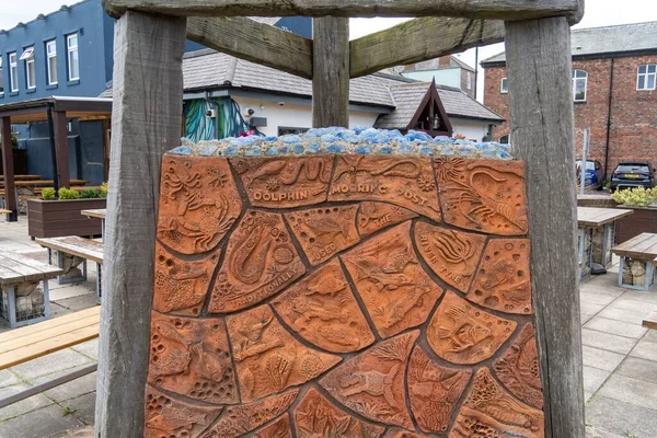 英国ノースシールズの魚の採石場の塩水居酒屋の外の彫刻 イルカ係留ポスト からの詳細 — ストック写真