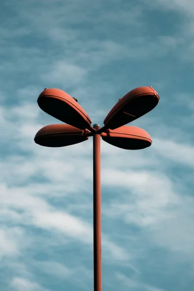 Plano Vertical Cuatro Farolas Rojas Bajo Cielo Nublado — Foto de Stock