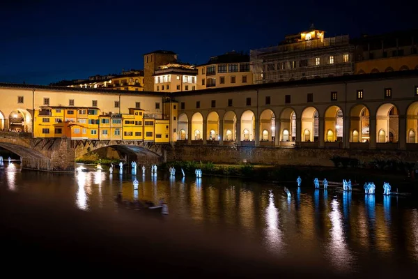 Puente Iluminado Ponte Vecchio Con Reflejo Las Luces Una Superficie — Foto de Stock