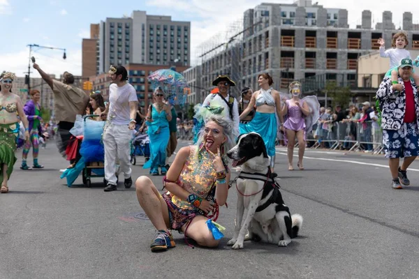 2022年6月18日在科尼岛举行的第40届美人鱼年度游行上 一个女孩和她的狗的照片 — 图库照片