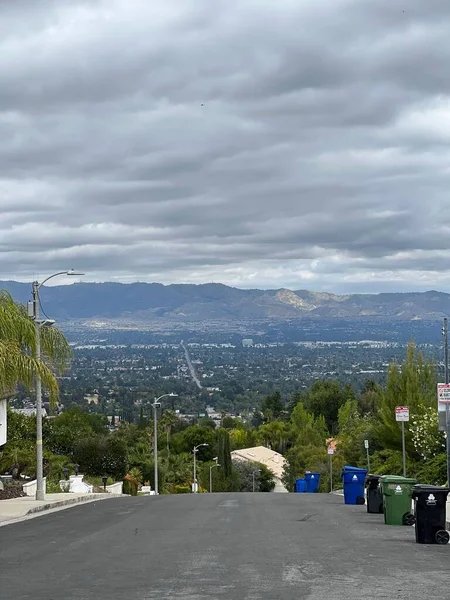 Вертикальный Снимок Асфальтированной Дороги Красивым Пейзажем Заднем Плане Лос Анджелесе — стоковое фото