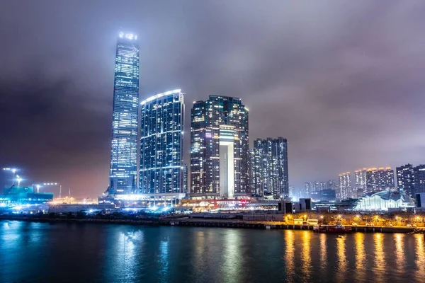 Upplysta Skyskraporna Med Utsikt Över Kowloons Hamn Hongkong — Stockfoto