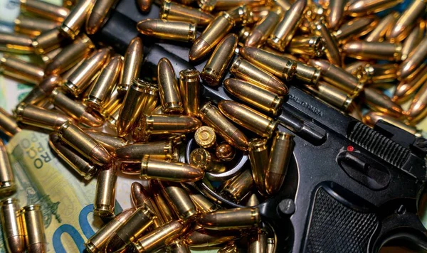 9Mm Parapistole Liegt Auf Ein Paar Hundert Euro Umgeben Von — Stockfoto