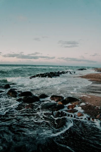 Bulutlu Bir Günde Güzel Bir Deniz Dalgalarının Dikey Görüntüsü — Stok fotoğraf